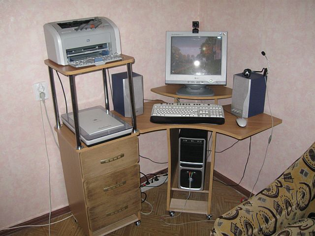 Стол компьютерный с тумбой для системного блока
