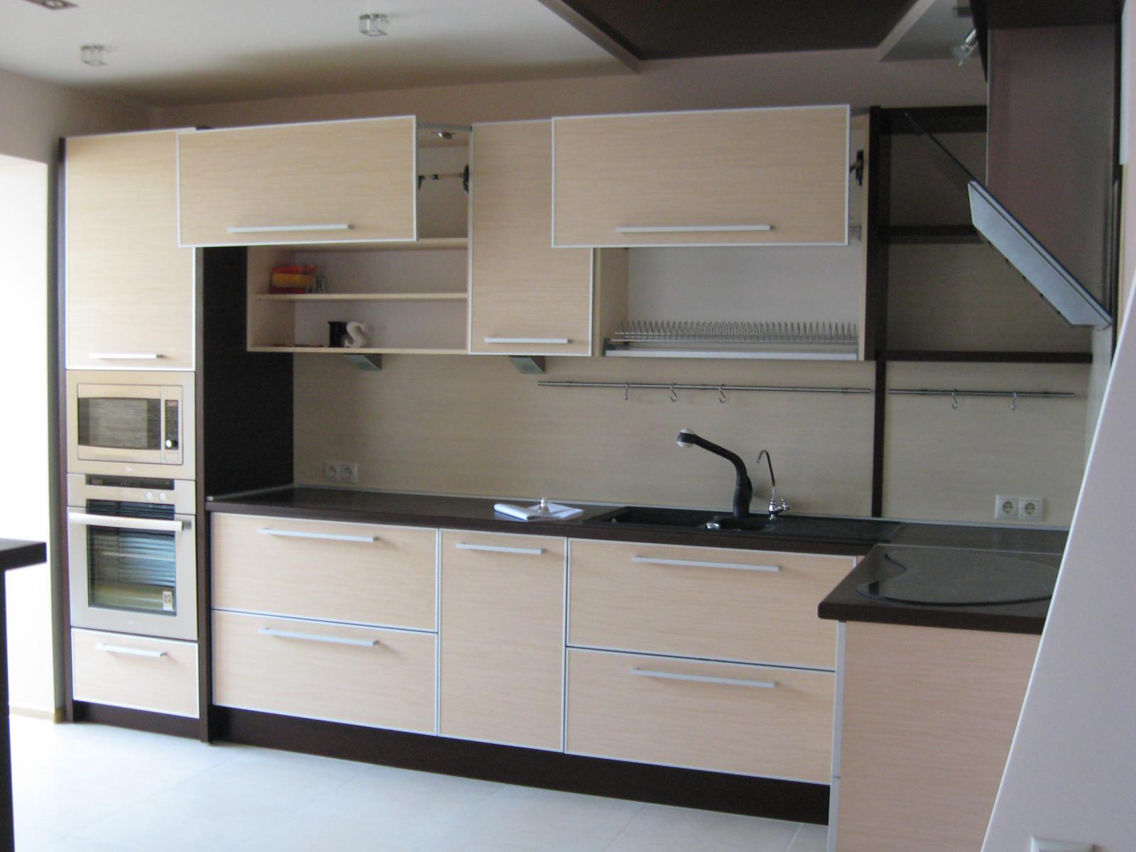 кухонный гарнитур с горизонтальными шкафами