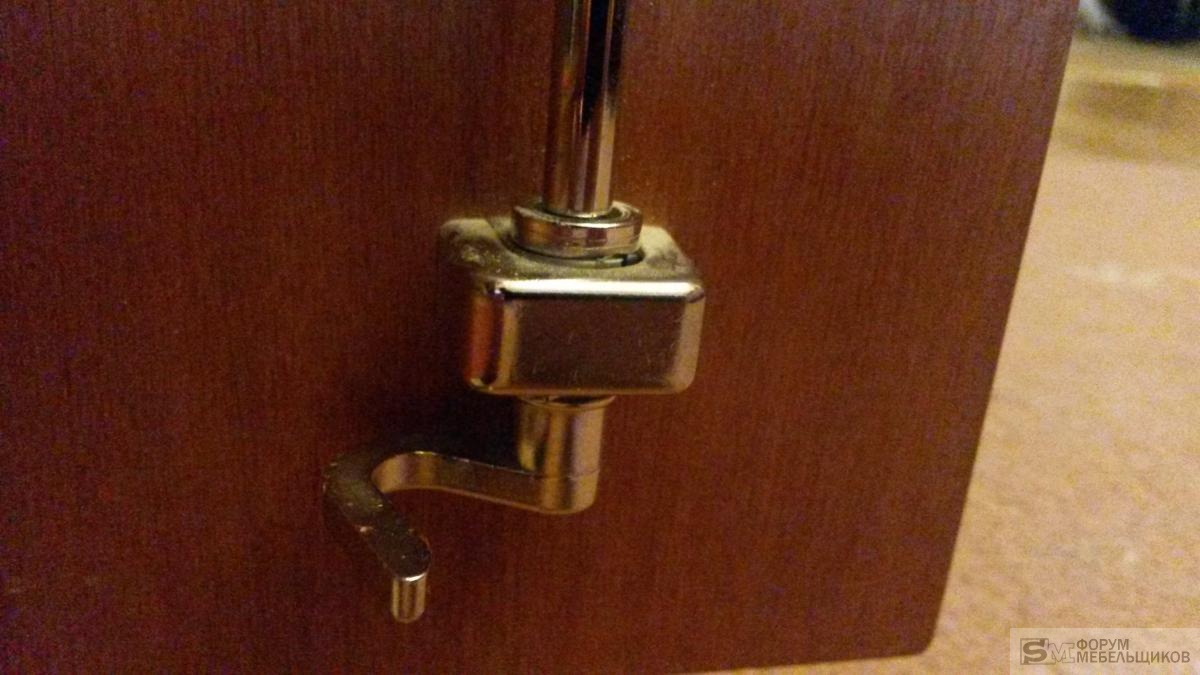 Метод применения для съемки выявленного следа пальца на дверце шкафа