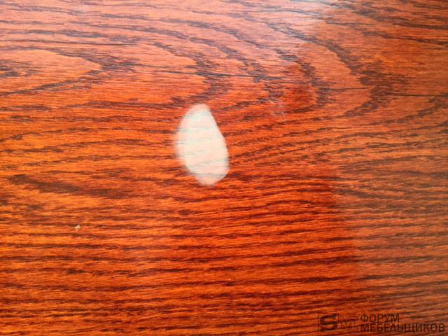 Белое пятно на лакированном столе