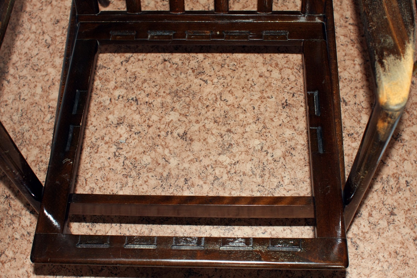 Как отреставрировать деревянные подлокотники у дивана