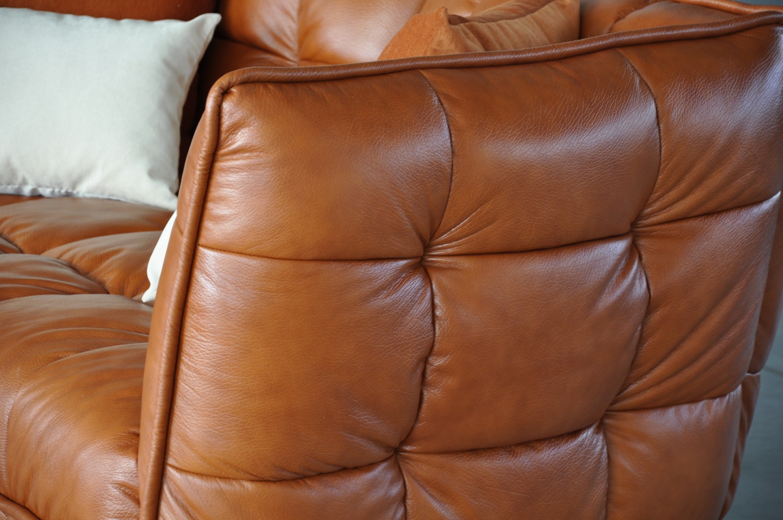 Удобно ли спать на кожаном диване
